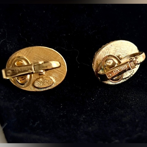 Gorgeous Vintage TRIFARI Signed Faux Pearl Clip
Earrings - Picture 3 of 5